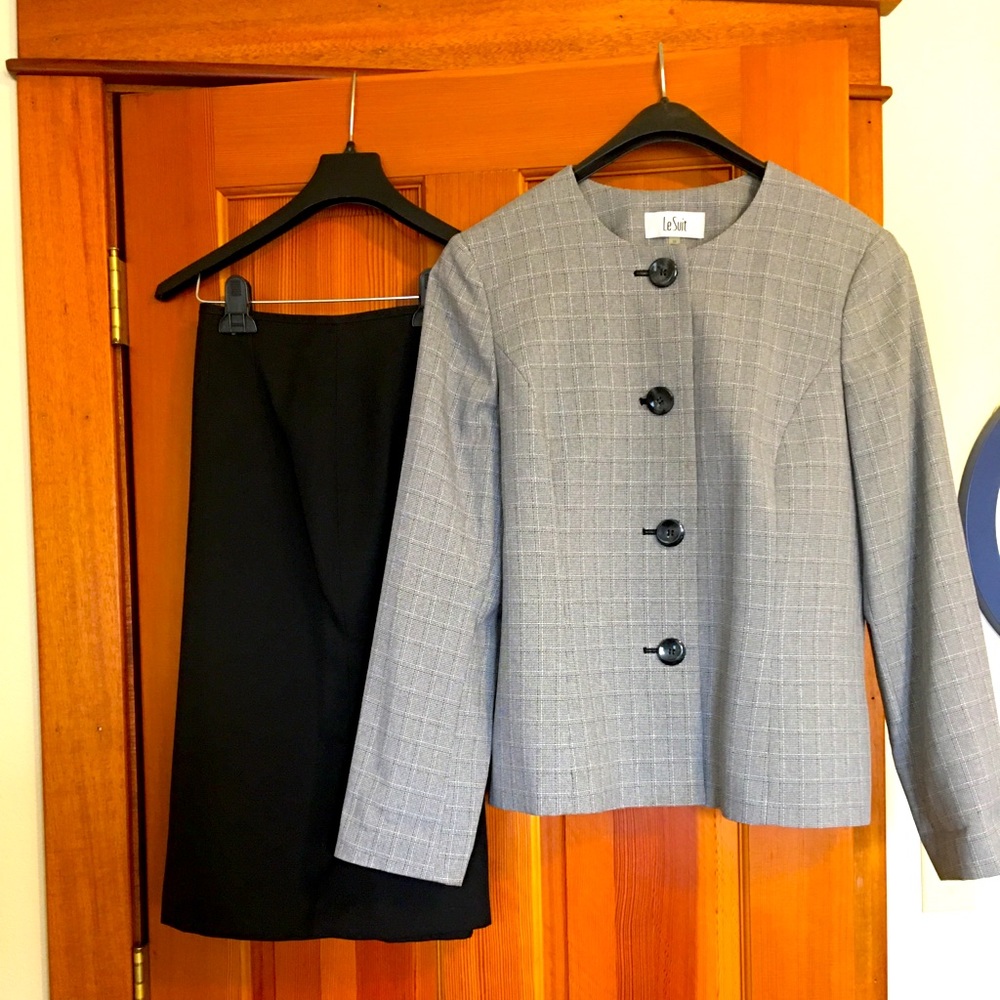 Suit with Jacket and skirt. Lightweight